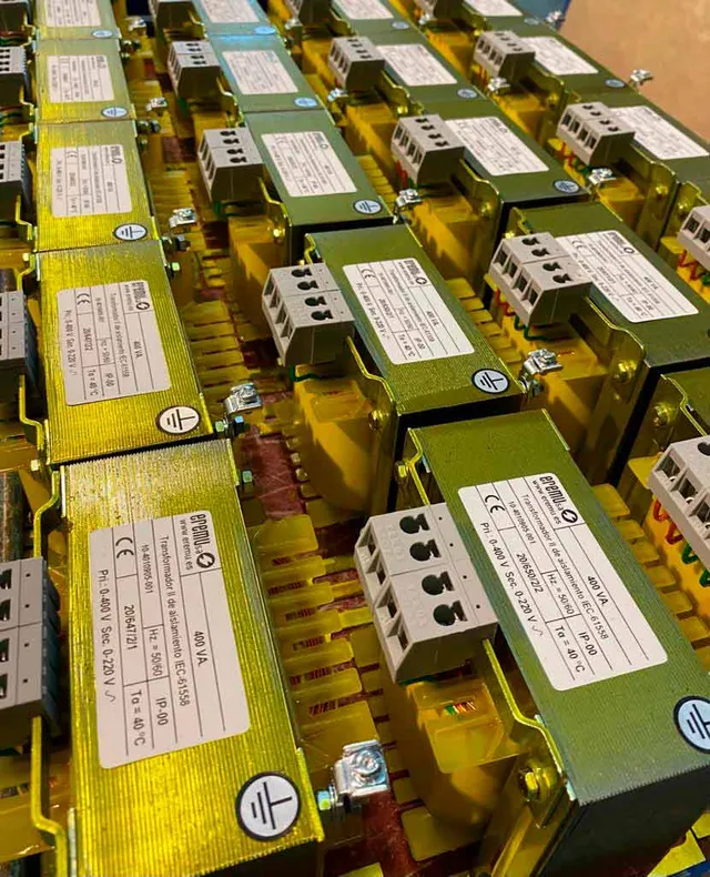 Transformadores de aislamiento de EREMU alineados en el taller, con sus placas de características ya colocadas.